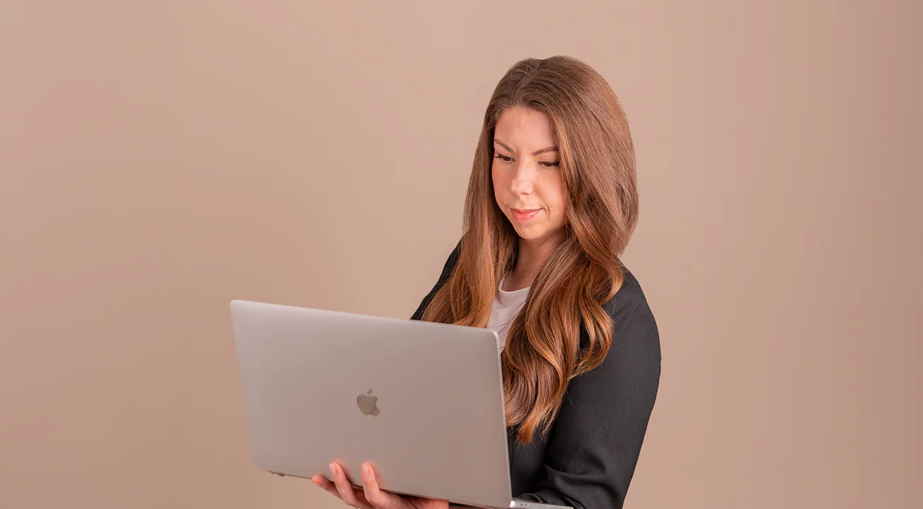 Orsi Imreh, Google Ads-konsulent, ser på en åpen laptop foran en beige bakgrunn.