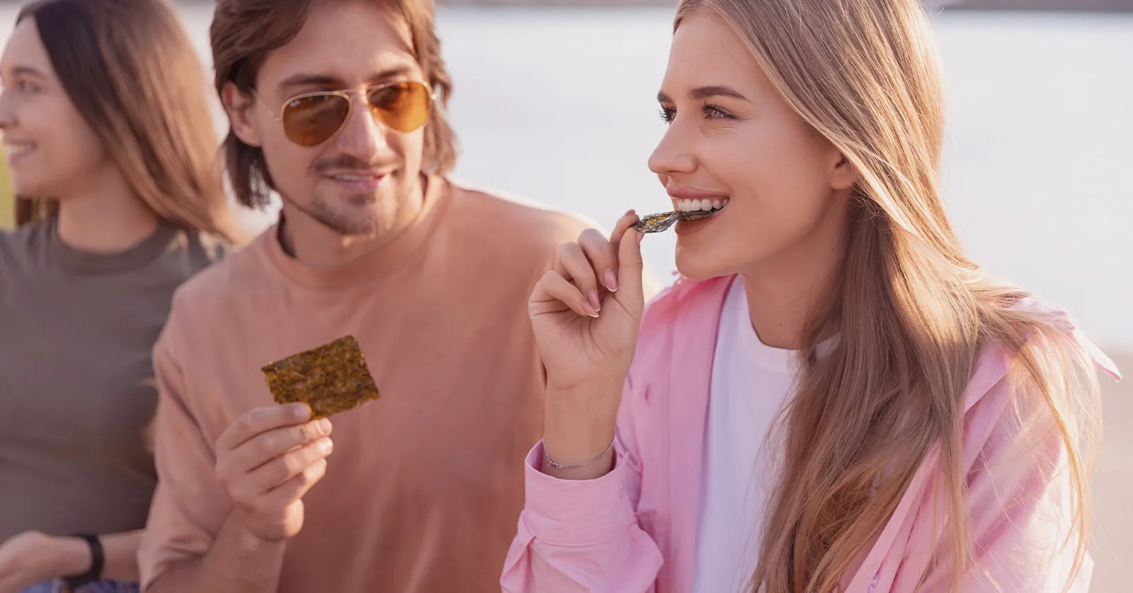 Unge som nyter snacks utendørs, som fremhever vår suksesshistorie i sosiale medier for FMCG.