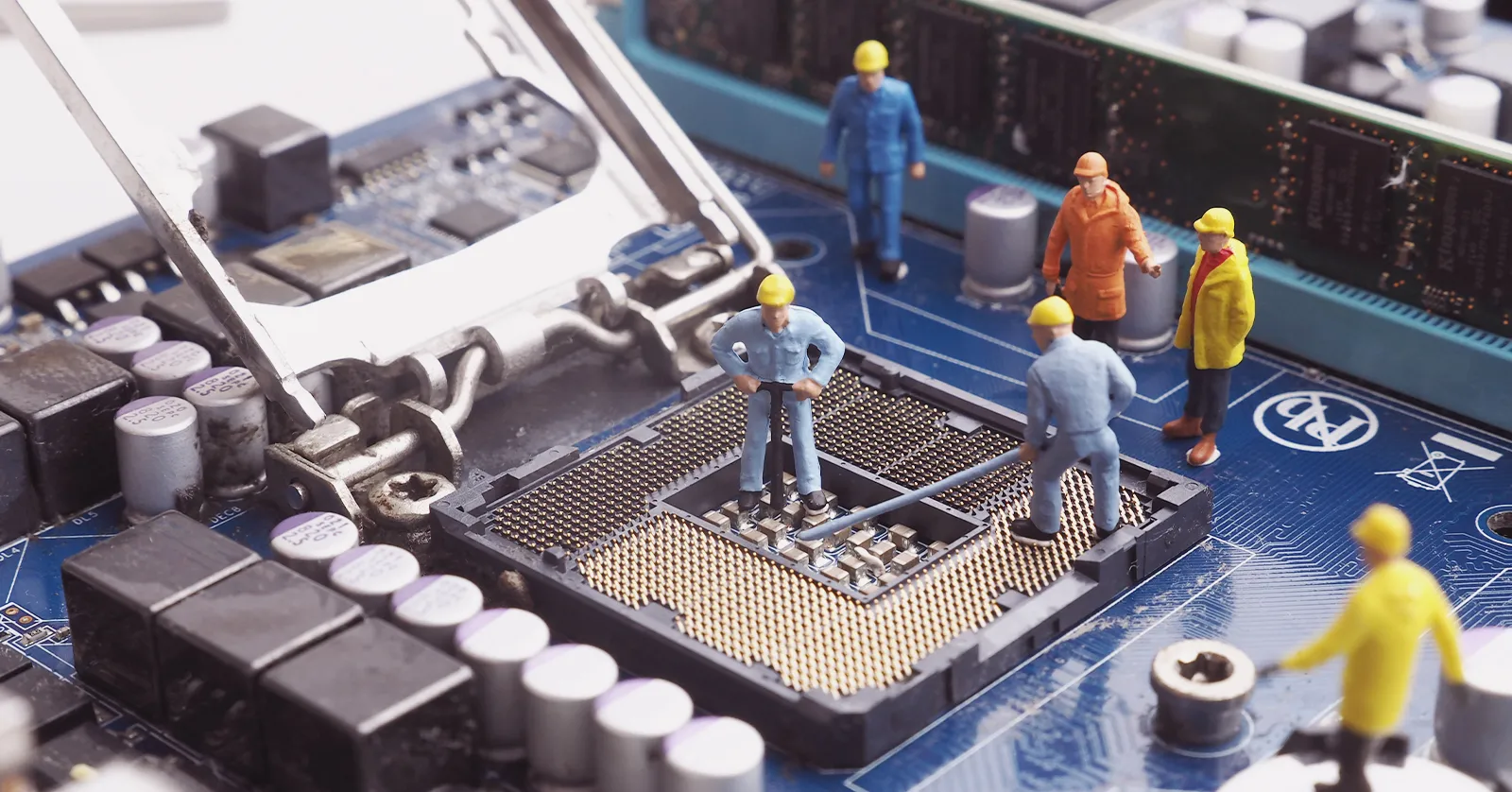 Miniatyrarbeidere på en databrikke, som representerer vårt kundecase i produktlanseringskampanje på nett for et teknologiprodukt.